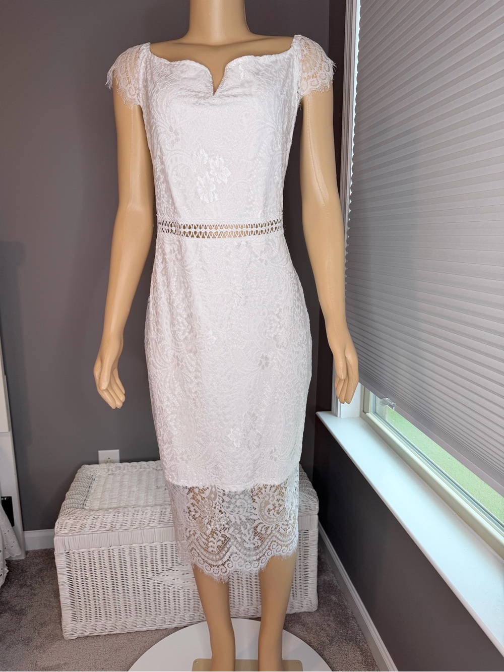 Allandwell Elegant White Lace Sheath Dress